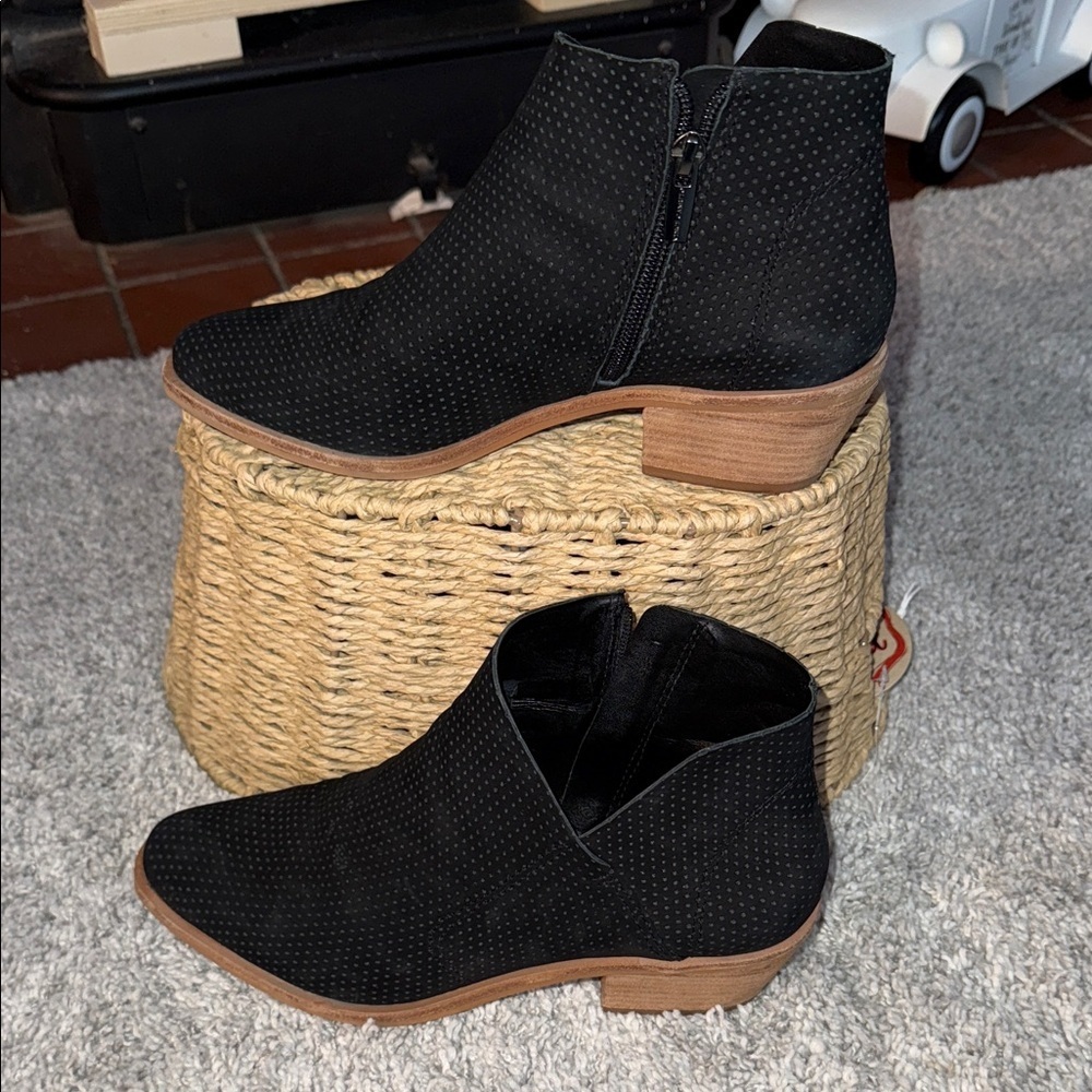 Vince Camuto Arendara black leather ankle boot 2” heel western casual business
